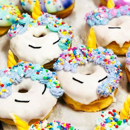 https://cookiesbakery.nop-station.com/images/thumbs/0000208_unicorn-and-rainbow-cream-filled-doughnut_450.jpeg