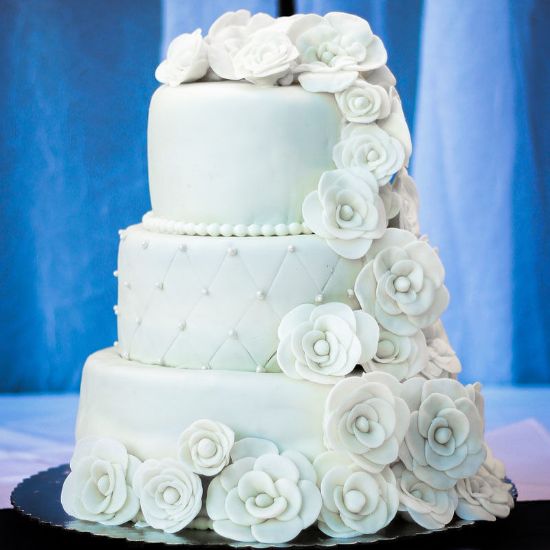 Picture of Anniversary cake with white roses