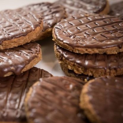 Picture of Plain and chocolate mix digestive biscuits
