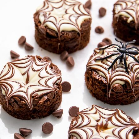 https://cookiesbakery.nop-station.com/images/thumbs/0000341_spider-web-decorated-brownie_450.jpeg